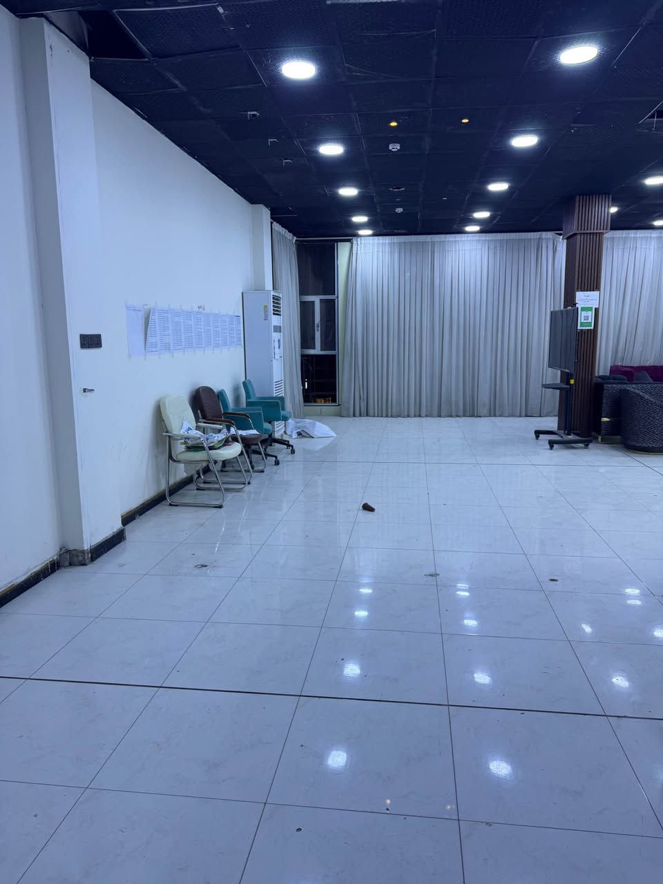 طوابق للايجار مساحة 200 متر 
في بناية تجاريه ( مكاتب - شركات - صالون - مخزن - محلات تجارية ) 

الطويسة حي الخضراء - مقابل الريان 

قاعات مفتوحة او مقطعة 
للاستفسار/ *********** البصرة, العراق
