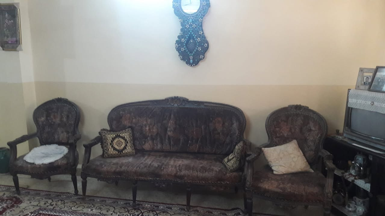 سلام عليكم تخم قنفات زان مصري نقش ستيل مع 2 قنفات كبار  وكراسي صغار سعر 300
للتواصل ***********
