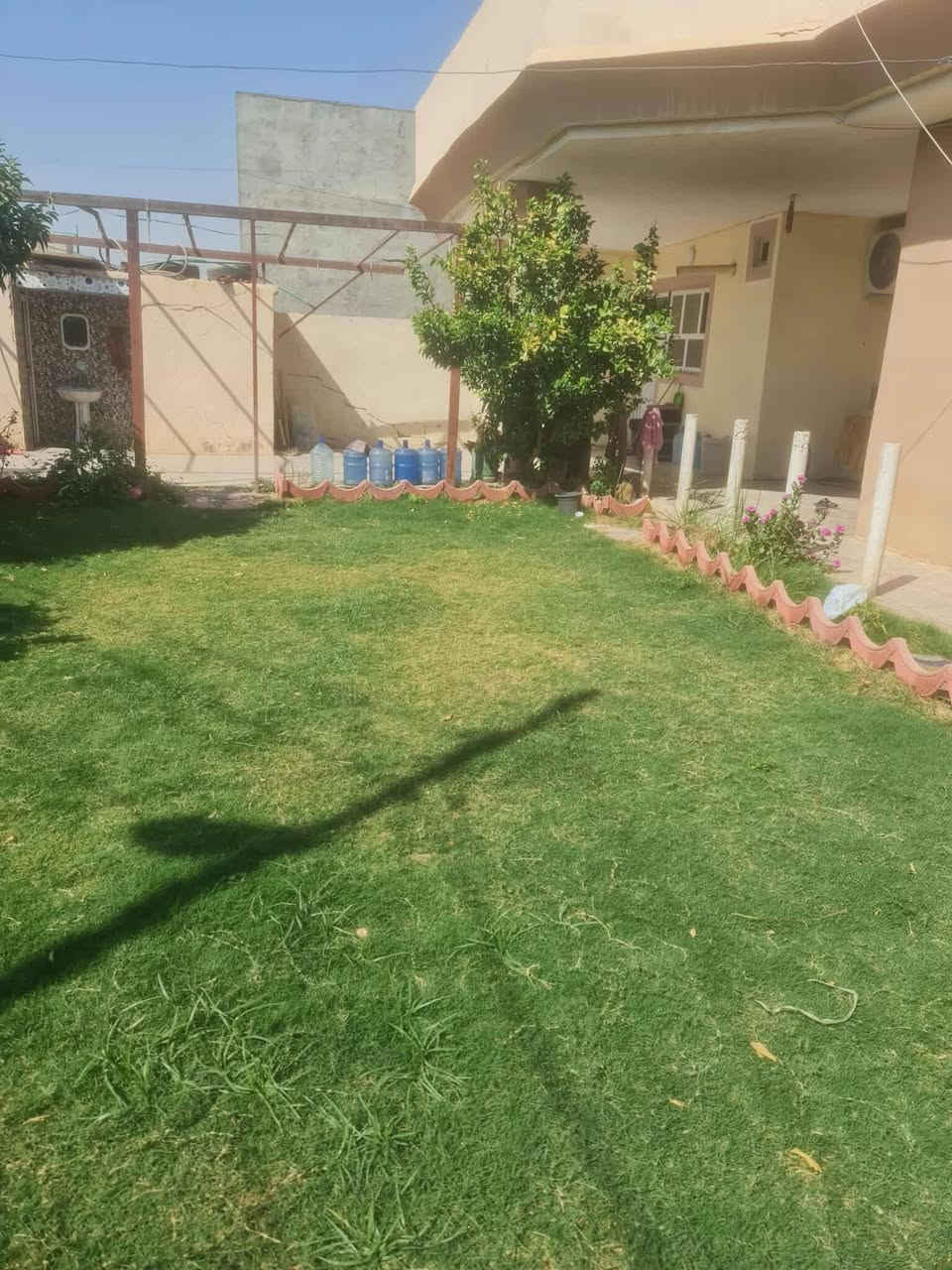 السلام عليكم
بيت طابقين للبيع العلم الحي العسكري مساحته ٤٢٥م طابو  قرب قسم تربية العلم طابو صرف 
البيت جاهز 
المواصفات
■■ الطابق الاول  

_ استقبال ٨×٤
_هول داخلي ٥×٤
_صالة داخليه ه×٤
_غرفتين نوم كل غرفه ٥×٤
_مجمع صحيات
_مطبخ جاهز سيراميك 
_كاشي الارضيه 
■■ الطابق الثاني
  
_ ثلاث غرف نوم كل غرفه ٥×٤ مع صحيات لكل غرفه
_ وصاله داخليه 
_ سيراميك الارضيه مع جدار

واصلها جميع الخدمات ماء وكهرباء وخط مولد

السعر ١٢٥مليون

للاستفسار الاتصال 
***********
***********
