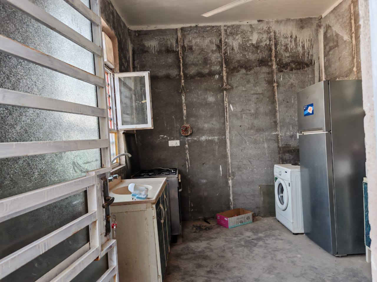 السلام عليكم بيت مساحته 300متر بناء ٨٠متر يحتوي على غرفه نوم واحده واستقبال ومطبخ  وصحيات 2كامل بس ما مكيش طابو زراعي سند 25 واجهة 9نزال 37 بغداد الدورة هورجب شارع المنتجع سعره 65 للاستفسار الاتصال على ***********
