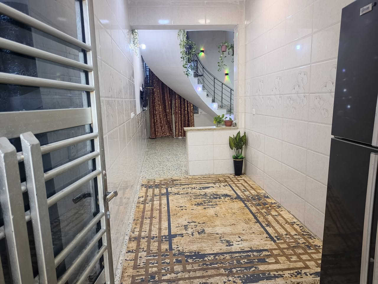 السلام عليكم
بيت طابو صرف مساحته 140
خلف سنتر الرئاسه كلشي وكلاشي 
وجه 6 وربع قاط ونص كامل مكمل بنائه سنة 23
يتكون البيت من طرمه ستقبال ومطبخ وصاله كبيره وغرفه 
القاط الثاني غرفه وصاله وسطح وفوكهن بيتونه وسطح ثاني بي 3حمامات
البيت بعده جديد ناقصه بس الصبغ 
 للاستفسار 
عن السعر وتفاصيل البيت الخاص مفتوح
*********** بي وتساب

