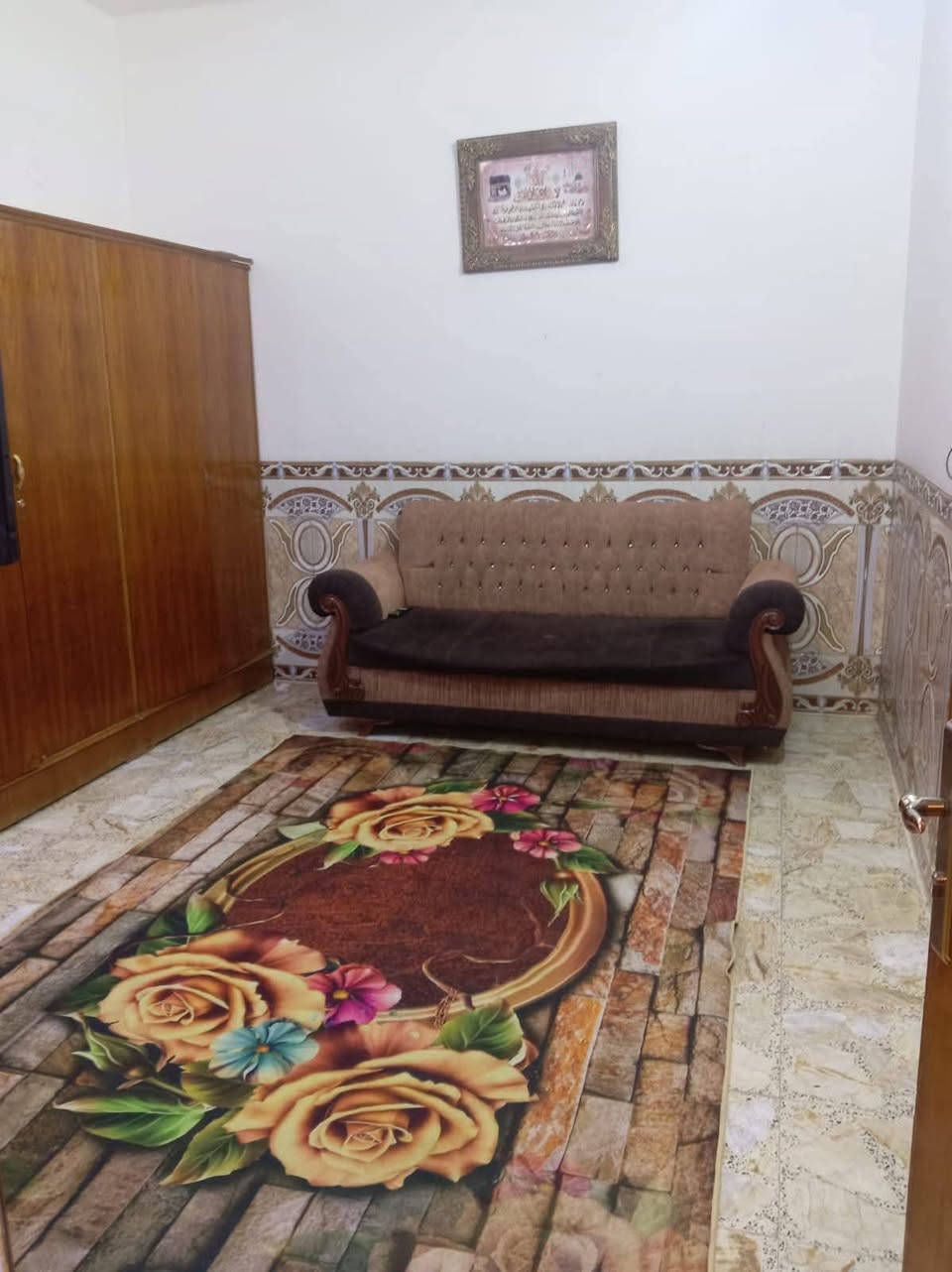 السلام عليكم 

بيت مساحته 200 متر مربع 

بغداد العبيدي شارع التربية نهايته 

طابو / صرف 

مبني على شكل بيتين 2

البيت الاول واجهته 4 أمتار
البيت الثاني واجهته 7 أمتار 

البيت جديد بناء 2021 كامل مكمل من كل شي ما عدا الواجهة 

البيت الاول طابقين يحتوي على استقبال وصالة وغرفة نوم ومنور وحمام والطابق الثاني يحتوي على غرفتين 2 نوم وحمام

البيت الثاني طابقين ونص يحتوي على غرفة نوم و مطبخ بارد وصالة ومطبخ حار واستقبال والطابق الثاني يحتوي على ثلاث غرف نوم 3 وحمام وصالة وغرفة نوم في الطابق الثالث 

التواصل على هذا الارقام التالية
***********
***********
