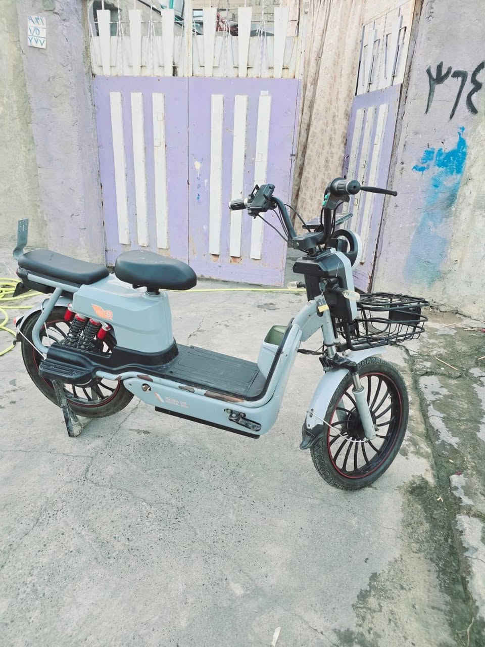 سلام عليكم دراجه شحن بطاريات يقرن 10 ونص بي وحدة تعبانه لو 2 سعر 225  ***********
