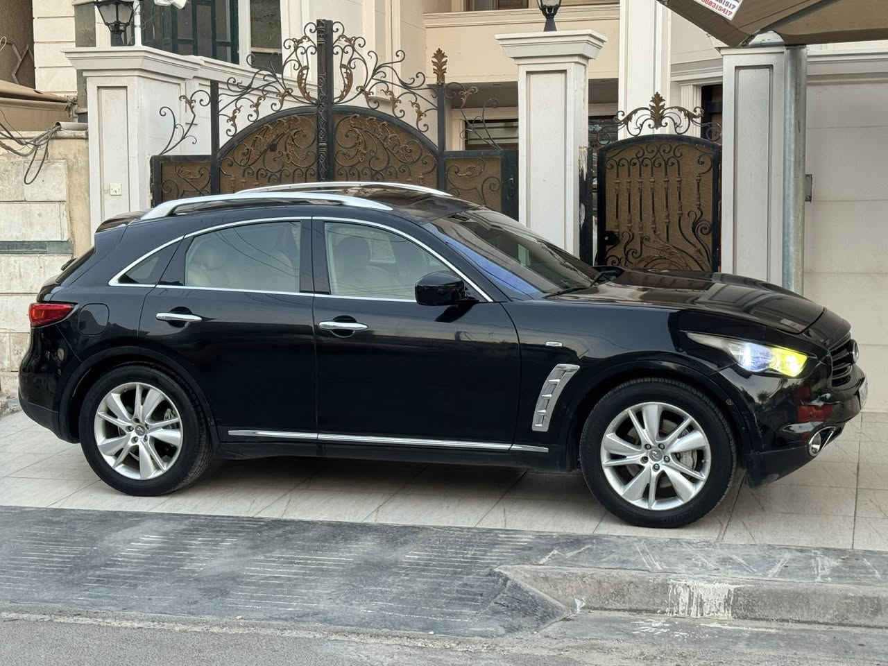 انفنتي FX 35
خليجي 2012 
 اعلى فئة 
عنوان بغداد العامريه
مكفوله من الحادث فقط بيها مكانات صبغ اثر جراد  
مابيها اي نقص 
هاتف ‭٠٧٨٧ ٩٧٧ ١١٩٩‬
السعر 100 /يعني دفتر 
مااتصور تلكون اقل من هذا السعر
