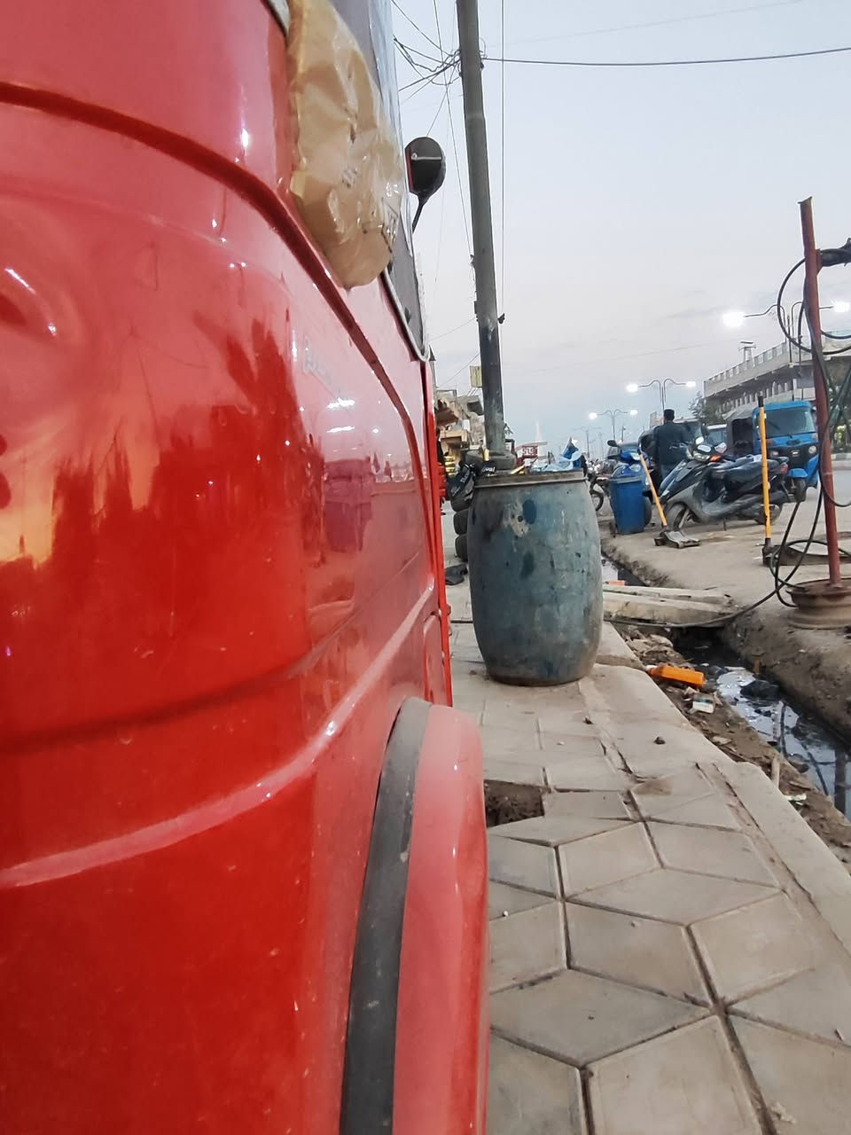 للبيع 22شهر 10 رقم ذي قار راعيهه يمي مداور يمته ماتريد كفاله عامه كشر ومكينه دراجه حلوه وجديده كلش مانقصهه شي بيهه طخه جوه البكلايت لاصبغ ولا معجون موضحهه بصوره محتاج فلوس للمحل وريد اليع دراجه كاعده مامشتغلين بيهه ابد ما متواجد عل نت رقم تلفوني *********** مكاني رفاعي
