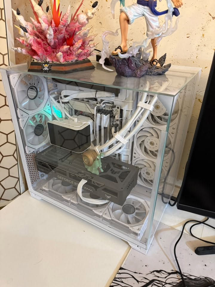 🔥 جهاز Gaming احترافي بمواصفات قوية جداً وتصميم RGB فاخر، جاهز يشغل أحدث الألعاب على أعلى إعدادات بدون أي مشاكل – فرصة ما تتكرر 🔥

🖥️ المواصفات:
- المعالج: Ryzen 5 7600X  
- كرت الشاشة: ASUS RTX 5070 12GB TUF Gaming OC  
- المذربورد: ASUS ROG B850-A WiFi  
- الرام: Corsair Vengeance 32GB (2x16GB) 6000MHz CL30 RGB White  
- الخزن: Kingston NV3 M.2 NVMe 1TB  
- الكيس: Lian Li O11 Vision Compact White  
- الباور سبلاي: Thermalright 850W Gold PCIe 5 White  
- التبريد: Thermalright Wonder Vision 360 RGB LCD  
- المراوح: 10 مراوح RGB White  
- إضافة: شاشة داخل الكيس لعرض الإحصائيات أو صور مخصصة 
((ما ابيع قطع ابيع تجميعة كاملة))
بسعر مليونين و750 ومجال بسيط جداً

📍 الموقع: البصرة – الجنينة  
📞 رقم الهاتف: ***********

