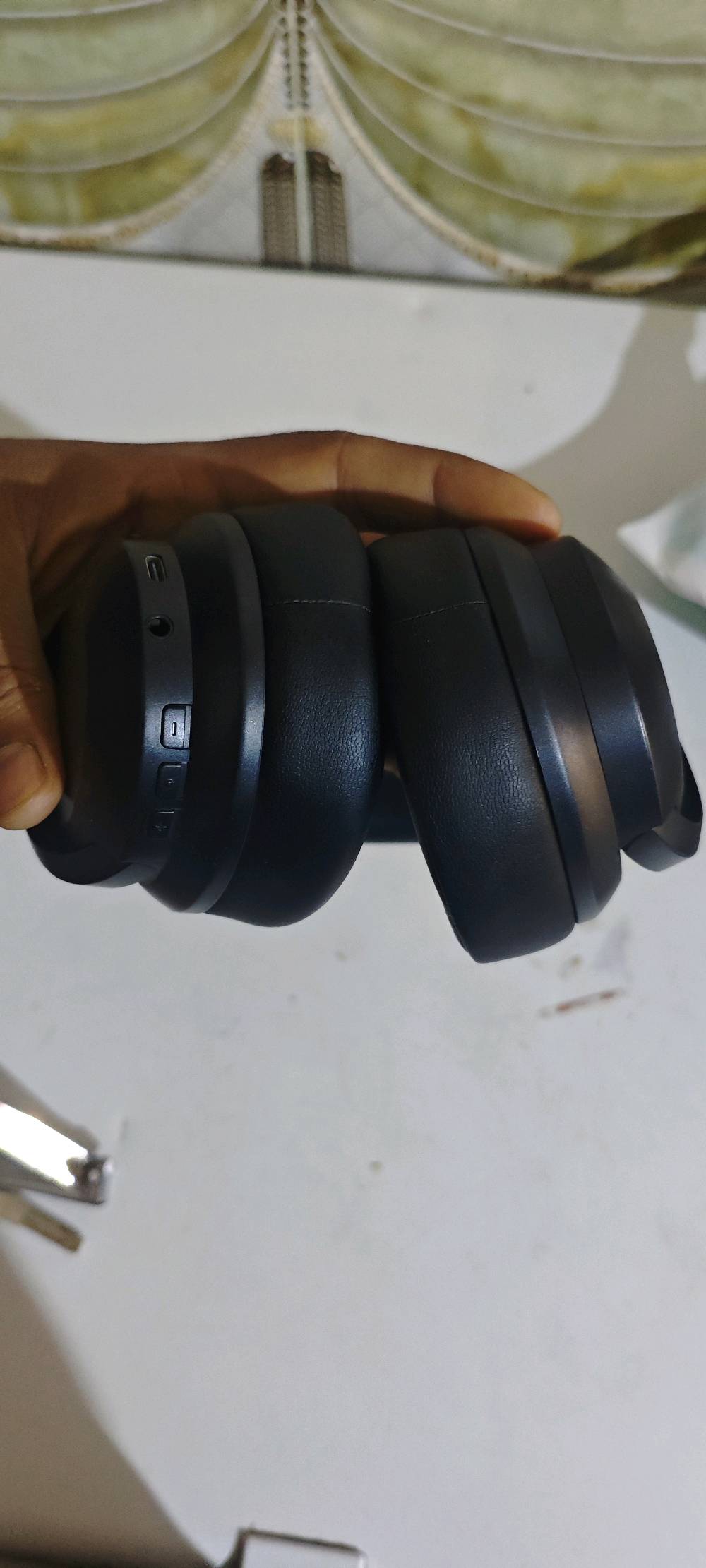 إلغاء الضوضاء

النشط (Active Noise

Canceling) الميزة الأساسية للسماعة كما هو

مكتوب على العلبة، وتعمل على عزل الأصوات

ونقية.

والضجيج المحيط بك لتمنحك تجربة استماع هادئة

تصميم مريح فوق الأذن (Over-Ear) تأتي بطوق رأس قابل للتعديل ووسادات أذن ناعمة ومريحة للاستخدام الطويل دون الضغط على الأذن.

تجربة صوتية متطورة Play Beyond) الشعار المكتوب يشير إلى توجيه السماعة لتقديم أداء صوتي محيطي ومميز، سواء للموسيقى الأفلام، أو الألعاب.

بطارية تدوم طويلاً تتميز هذه السلسلة من HiFuture بعمر بطارية ممتاز يكفي للاستخدام لعدة أيام مع دعم

الشحن السريع عبر منفذ Type-C.

ميكروفون مدمج عالي الوضوح الإجراء المكالمات الصوتية بوضوح وتصفية صوتك عن الضوضاء أثناء

التحدث

اتصال لاسلكي مستقر تدعم تقنية البلوتوث الحديثة لضمان اتصال سريع ومستقر مع هاتفك أو حاسوبك