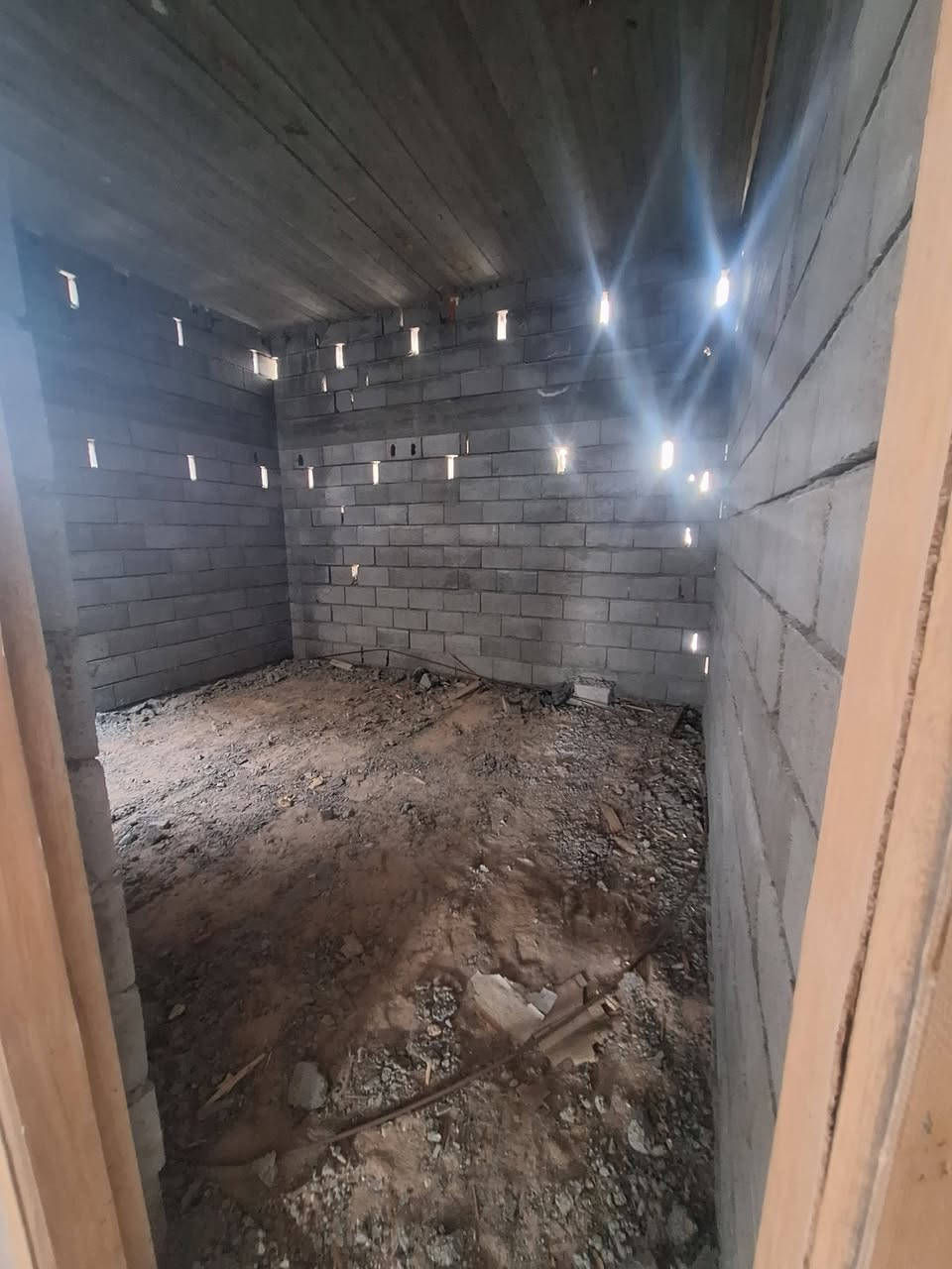 البيت ٢٠٠ متر يبعد عن شارع العام ٧٠ متر عن نهر الروائي ٩٠ متر عرض الشارع ١٠ متر البيت غرفتين صاله دوانيه مطبخ صحيات حديقه طابق واحد هيكل زراعي بسم اسعد العيداني المحافض عدي نسخه من طابو وعدي وكاله.ع شارع الشلامجه اتصل ع راعيه اني مكلف بلنشر *********** 📞
