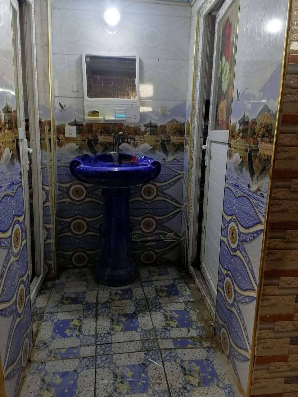 السلام عليكم بيت للبيع 200 متر قرب سيد عوده طابو زراعي كهرباء ماي مجاري غرفتين نوم وصاله ومطبخ وبرانيه سقف ثانوي كل البيت ***********
