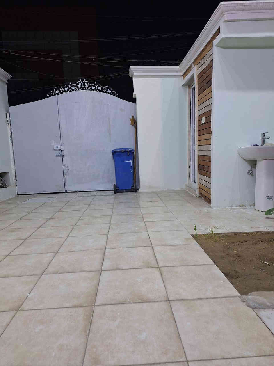 السلام عليكم دار للبيع المساحه ١٥٠متر الواجهه٦ متر النزال ٢٥متر العنوان شهداء البياع محله ٨٧٣ قرب شارع العوادي مقابل سياج مدرسة الرياحين يحتوي على غرفه عدد ٤ صاله هول داخلي منور صحيات عدد ٣ بيتونه كراج مطبخ الدار مرمم ترميم كامل طابو صرف سند مستقل موبايل صاحب الدار للإستفسار ***********  *********** بي واتساب
