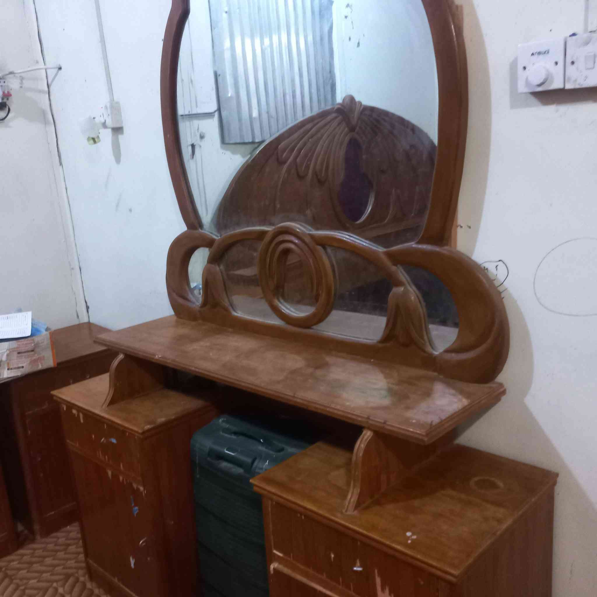 سلام عليكم غرفه بدون كنتور للبيع  كدام عينكبل صور 150 وبيه مجال حك جيه رقم *********** متواجد اتصال واتساب
