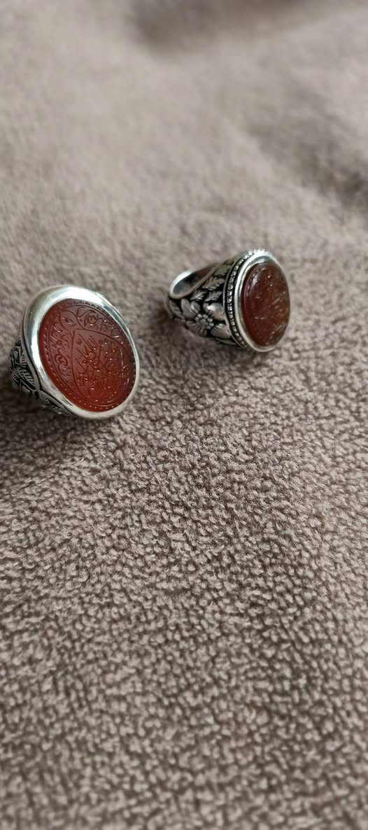 خاتمين عقيق يماني منقوش صياغة عارف الجميلة اللون الجزري اية (ومن يتق ويصبر ) ، امضاء أحد والكرزي (يامن هو كل مفتاح ) ، امضاء مجير ..بغداد الزعفرانية *********** واتساب
