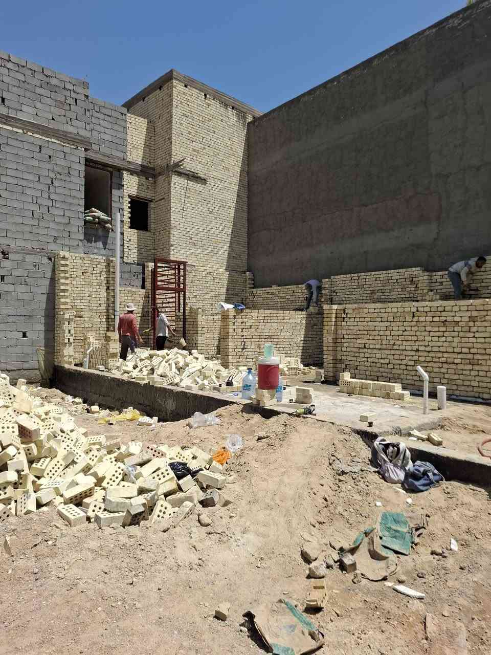 المقاول حيدر التميمي لبناء العقارات وترميم المنازل تسليم المفتاح من الأساس للتشطيب وموجود لدينا احسن الكوادر من أعمال البناء وتطبيك سيراميك وارضيه وسطوح  مكان العمل كربلاء فقط رقم موبايل ***********
