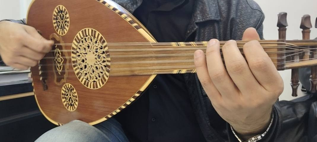 السلام عليكم عود عراقي للبيع صناعة شوقي الخزرجي عود جاهز أوتار قبل شهر مبدلة معروض ب 650 وبي مجال للطيبين *********** هذا رقمي اتصل وتدلل وتفضل واتساب اسمع صوت العود
