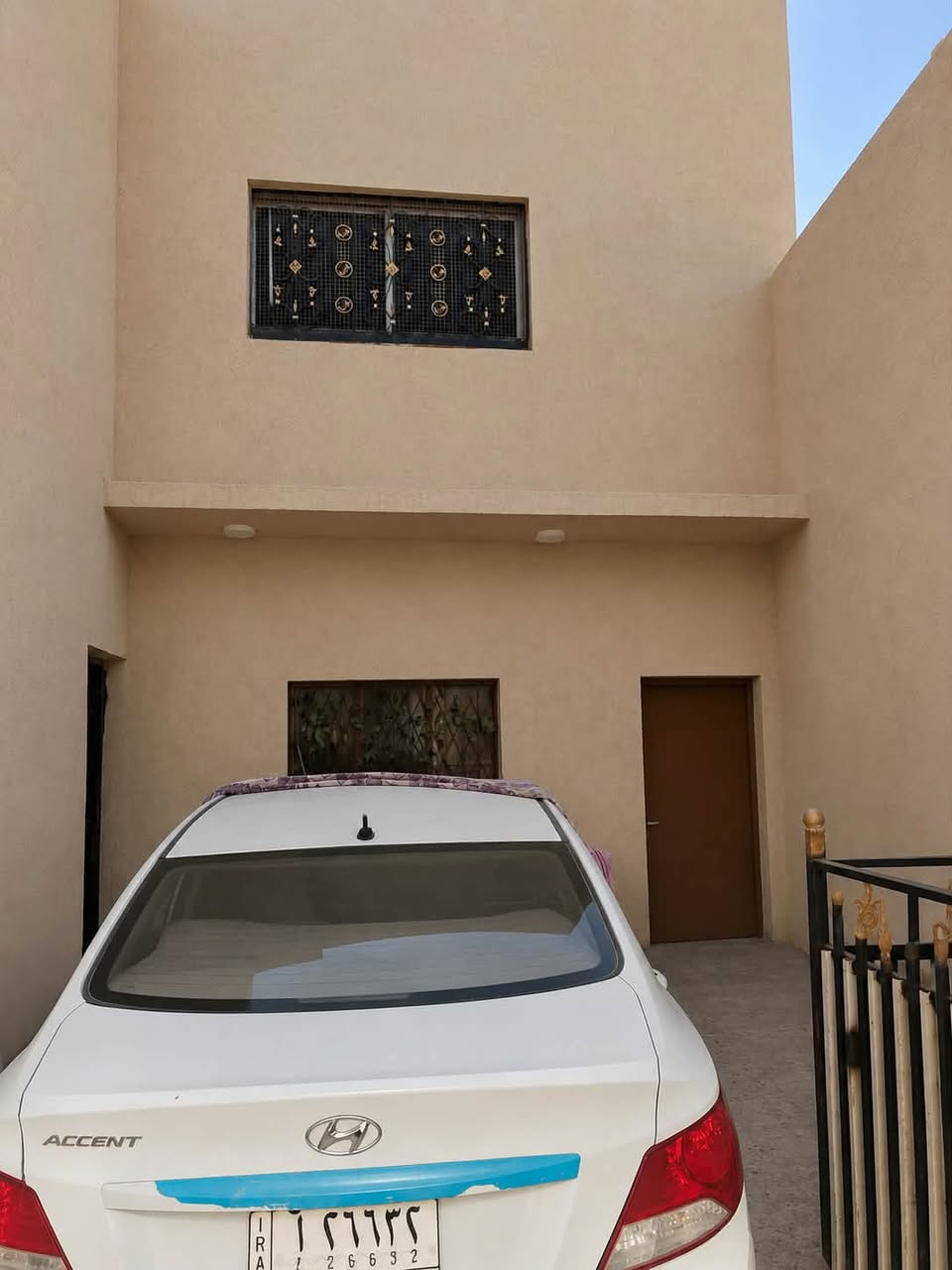 � منزل للبيع
📍 الموقع:
البصرة – الزبير – شارع رسول الأعظم (الجسر الأخضر)، بالقرب من حسينية الرسول الأعظم، ويبعد عن السوق حوالي 3 دقائق فقط.

📐 مساحة العقار:

* 272 متر مربع.

🏠 مواصفات المنزل:

* 7 غرف.
* 2 صالة استقبال.
* 1 ديوان.
* 1 مطبخ.
* 3 صحيات (حمامات).
* كراج للسيارة.
* ضمن مساحة العقار شقة سكنية مستقلة.
* محل تجاري ضمن العقار، مناسب للاستثمار أو ممارسة نشاط تجاري.

✨ مميزات الموقع:

* يقع على شارع رئيسي.
* قريب من السوق والخدمات الأساسية.
* قريب من المدارس والحسينية والمراكز الخدمية.
* موقع مناسب للسكن والاستثمار في آنٍ واحد.

📞 للاستفسار والمعاينة:
***********
