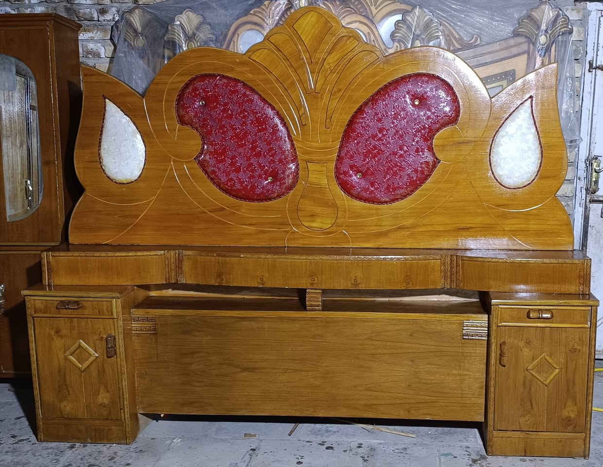 جربايه نفرين تسكام نضيفه كامله السعر ب 140 وميز مرايه تسكام السعر 75 المكان الشاميه وهذا رقمي ***********
