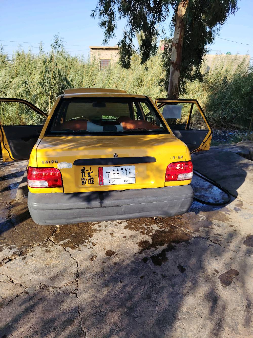 السيارة سايبا 131 SX لون أصفر، شكلها مرتب ونظيف من داخل وخارج، ومبين عليها شغل مرتب على الهيكل والصالون. المكينة مفتوحة ومبين وضعها نظيف، والسيارة بيها جنط حديد وتنجيد داخلي جديد تقريباً، وتصلح للاستعمال اليومي. اللي مهتم يتواصل وياي للمشاهدة والمعاينة.