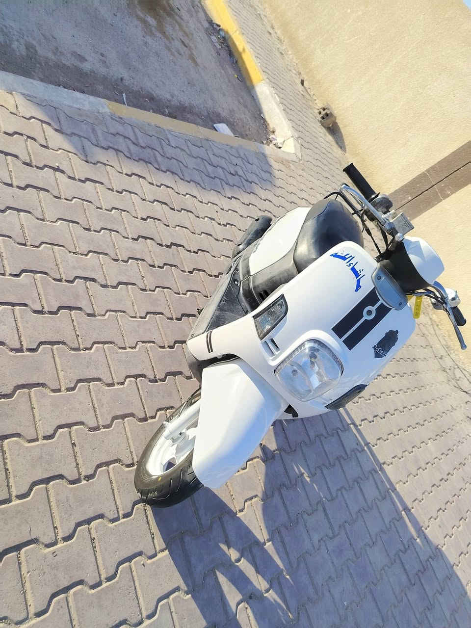 السلام عليكم  
دراجه بوليس كابريتر  
سلف شغال ✅
هندر شغال ✅
اشاير يمنه ويسره شغاله ✅
قفل ستيرن يقفل ✅
سويج  ثنين ✅
السعر 650 وبيه مجال بصيط 
لا مو شراي لا ينتصل 
مكاني كربلاء الحر 
رقمي ***********✅
