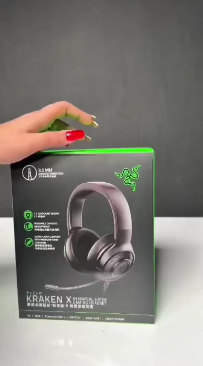 Razer Kraken X: خفة خيالية.. أداء جبار 🎧
إذا كنت من رعاة "الجريند" والجلسات الطويلة، الـ Kraken X صُممت خصيصاً لك. سماعة تجمع بين الوزن الخفيف جداً (230 جرام بس!) وبين الأداء اللي يخليك داخل اللعبة بكل حواسك.
ليش هي اختيارك المثالي؟
راحة ما توصف: وسائد "Memory Foam" وقنوات مخصصة للنظارات 👓.. انسى ضغط السماعة على أذانك حتى بعد 5 ساعات لعب.
اسمعهم قبل ما يشوفوك: تقنية الصوت المحيطي 7.1 تعطيك تحديد موضعي دقيق؛ يعني بتعرف مكان الخصم من صوت خطواته بس 👣.
صوت نقي وباس عميق: محركات 40 مم مضبوطة لتعطيك تفاصيل صوتية مرعبة، من الانفجارات القوية للموسيقى الهادية 🔊.
مايك يركز عليك: الميكروفون يعزل الإزعاج اللي حولك ويركز على صوتك، عشان فريقك يسمعك بوضوح وقت الحماس 🎙️.
شغالة على كل شيء: PC، PS4، Xbox، Switch، أو جوالك.. سلك 3.5 ملم واحد يشبكك بكل العوالم 🎮.
باختصار: جودة Razer اللي تعرفها، بوزن أخف من ريشتك المفضلة.
سعر 38.000
دينار عراقي


**إذا كنت صاحب هذا الإعلان وتريد حذفه لأي سبب، رجاءا أرسل رسالة إلى الدعم الفني**
