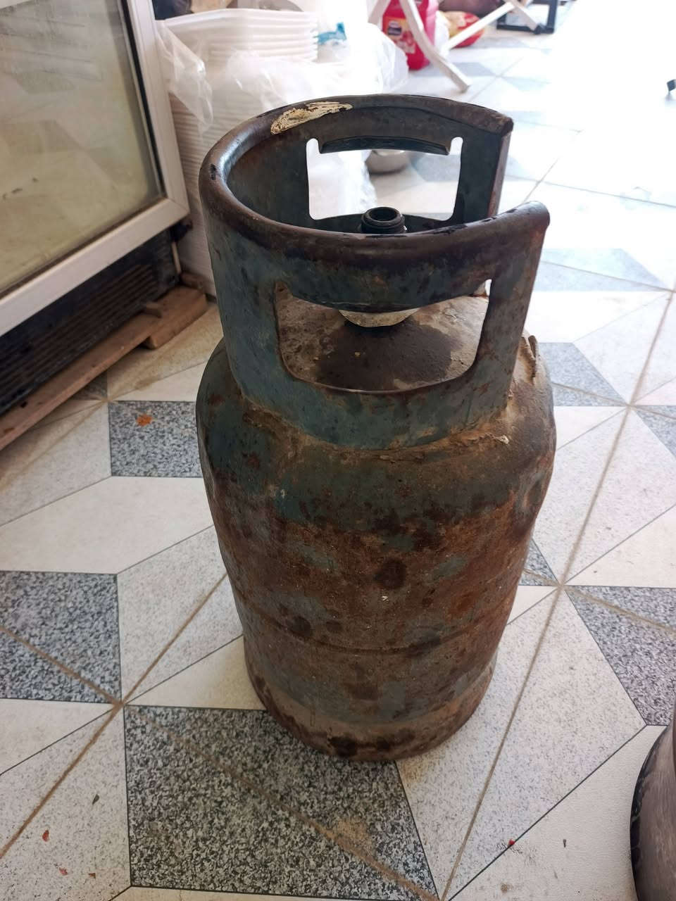 غراض مطعم للبيع 
ميز طعام عدد ٢
كراسي عدد ١٠
سنكي 
قناني عدد ٢
مكان بابل 
***********
