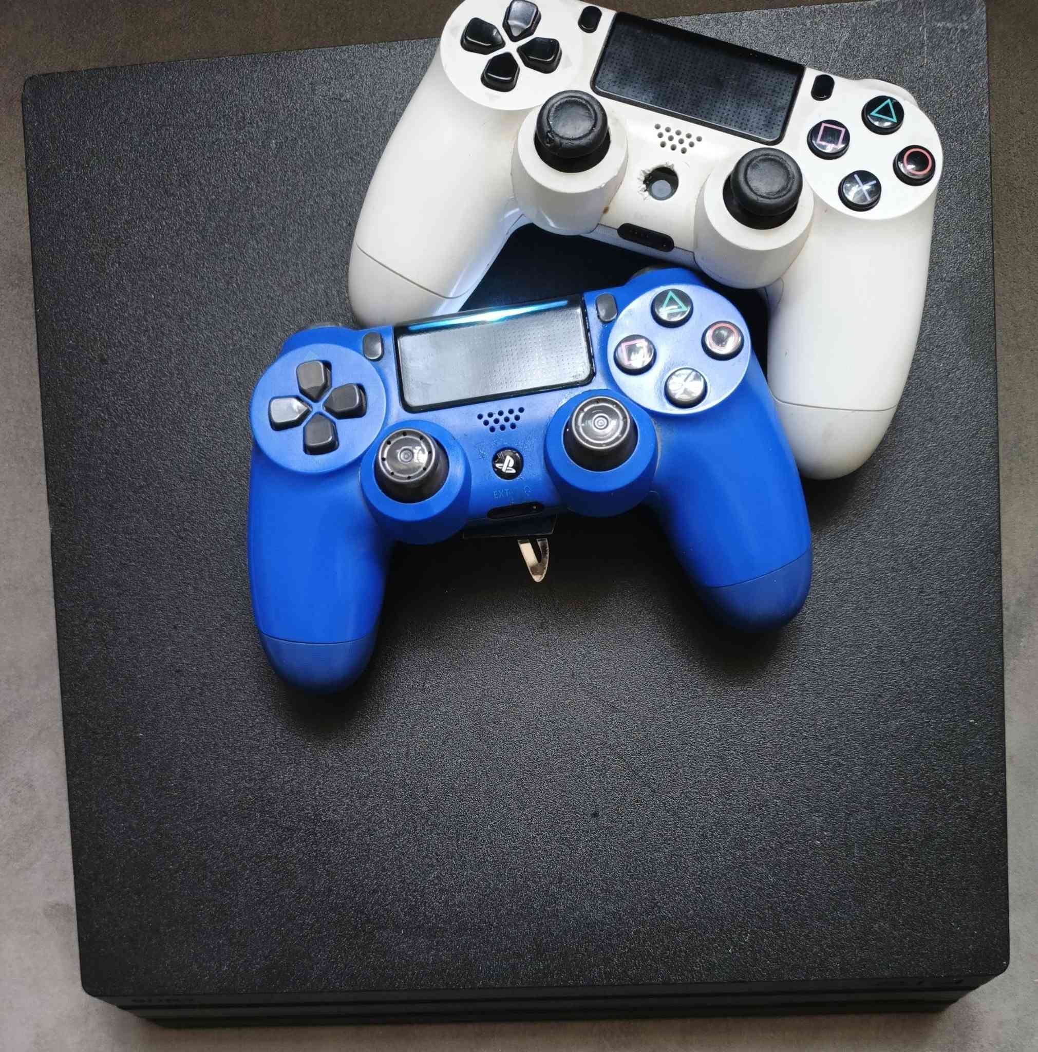 سلام عليكم بلي 4 برو واحد تيرا اون لاين يدات 2 وياه و غراضه كيبل تشغيل و HDMI الاصلي مالته والكيبل هم بي 3 العاب e football و فول كايز و ولعبه ثالثه البلي ابد ولا مفتوح ولا مصلح تحديث 13 
سعر : 300
الموقع : بغداد الطوبجي 
الرقم متوفر واتساب هم : ***********
