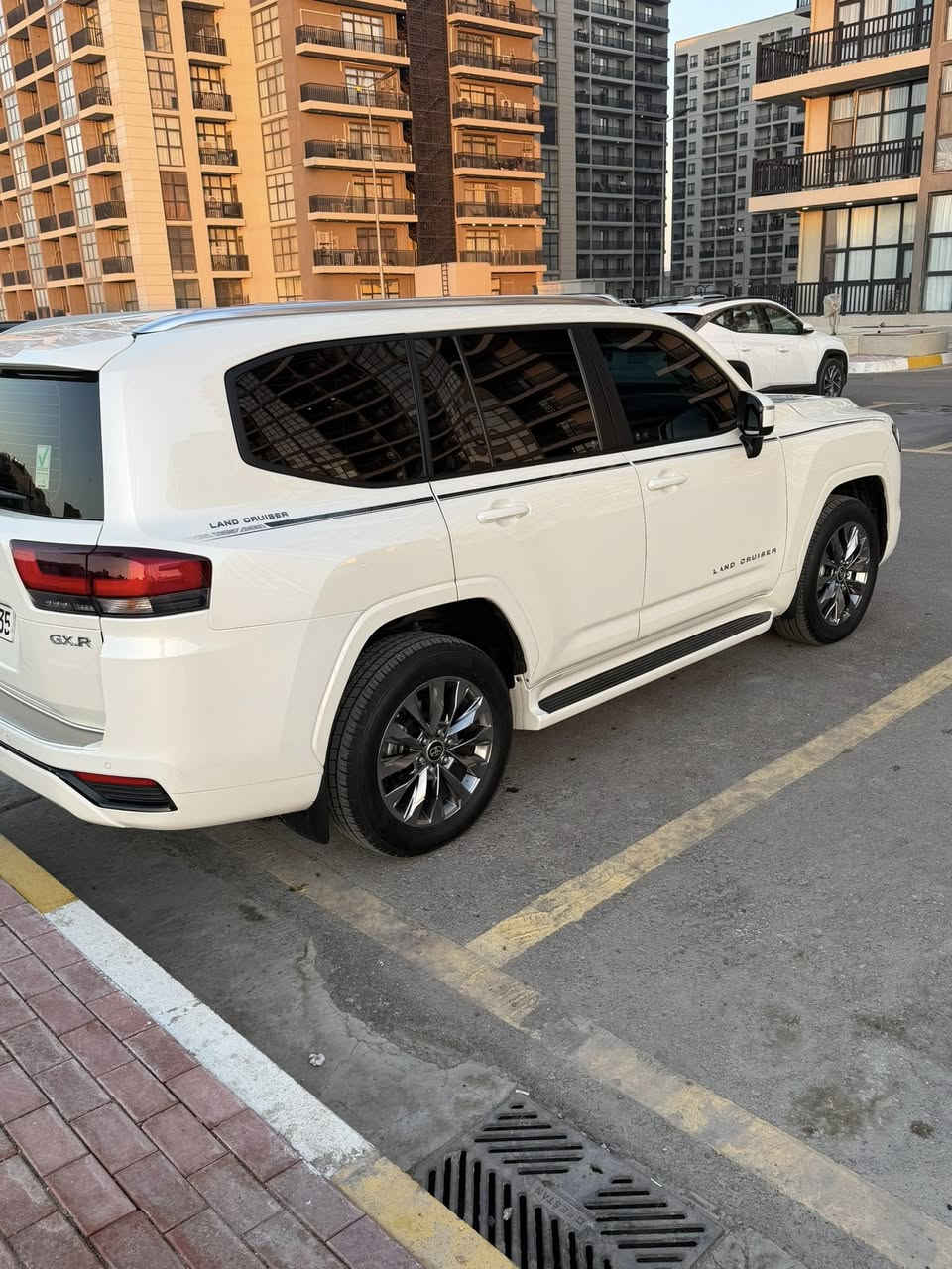السلام وعليكم 
للبيع فقط بدون مراوس 
Land Cruiser GXR 2024 ( TWIN TURBO )
ضمان شركة تيوتا العراق ( ساز و جيهان )
صيانة دورية داخل الشركة فقط 
ماشية 30 الف كيلو 
باج تضليل لمدة سنة رسمي 
مغلفة ppf ضمان 15 سنة 
درع جامعة امامية ضمان 3 سنوات 
تضليل امريكي ضمان لمدة سنة 
ارضية حوضية اصلية سعره 400 الف 
فول مواصفات للاخير 
مكان السيارة بغداد المنصور 
للاستفسار والسعر الاتصال فقط غير متواجد على الانترنيت اتصال فقط ***********
