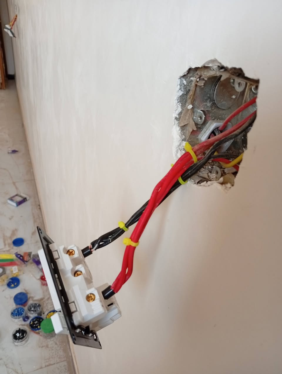 جانب من اعمالنا الكهربائية 
ومن الله التوفيق 
هـ ***********
