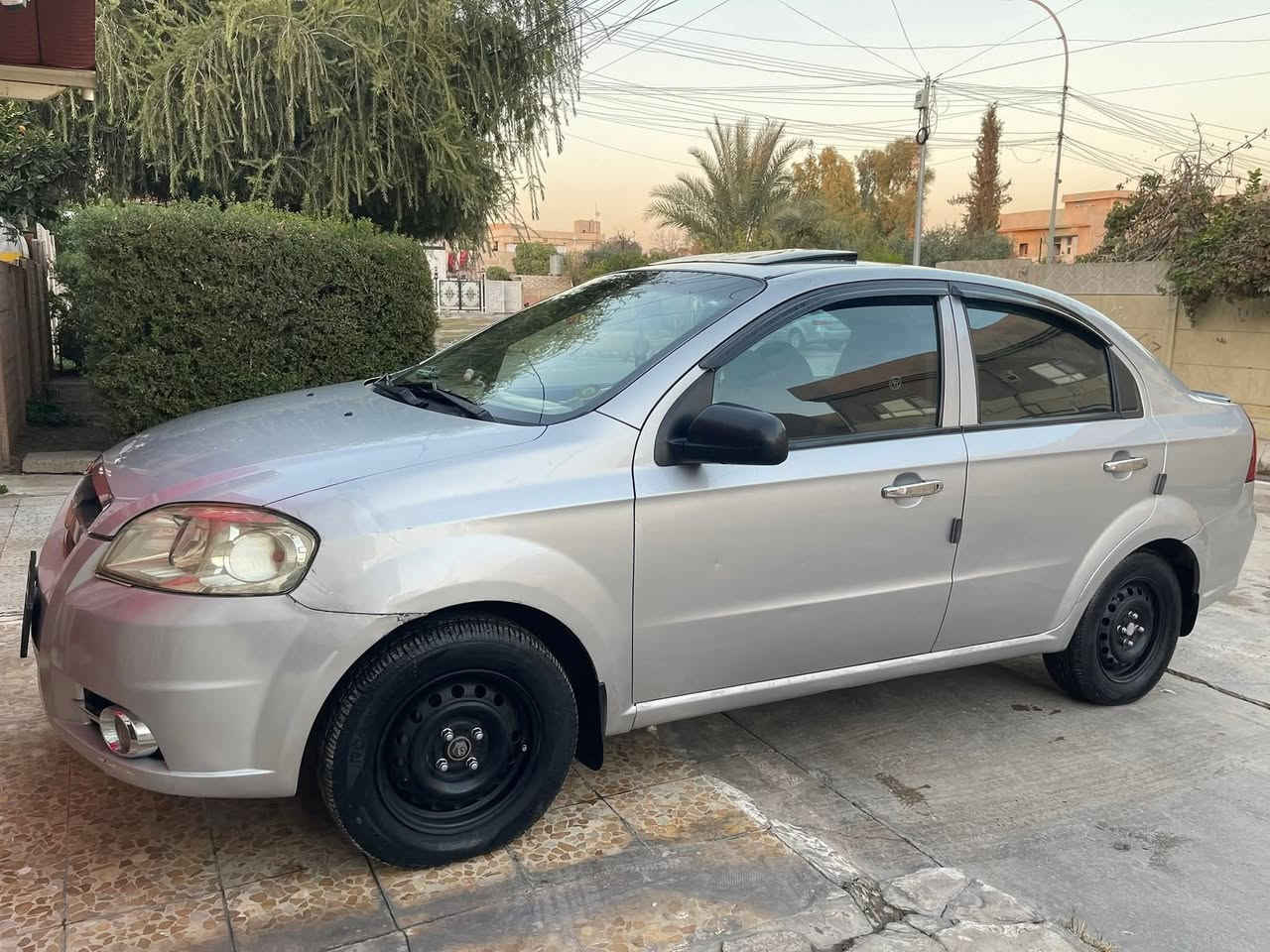 افيو 2009.. اربيل.. دبل.. طخم جديد.. باتري جديد صار 10 ايام من شتريتو.. طخم تايات جديد.. داخل لونين جديد شخط مابي شرط.. شاشه كامره..لايت زينون.. بدون ضرر.. بدون صبغ.. بيها بارد بالجاملق الامامي.. بارد بالباب الخلفي شبر.. باقي شرط.. سياره شغل وامشي جديده.. سعر 68 وتعال ومايكون الا خاطرك طيب... 

***********
