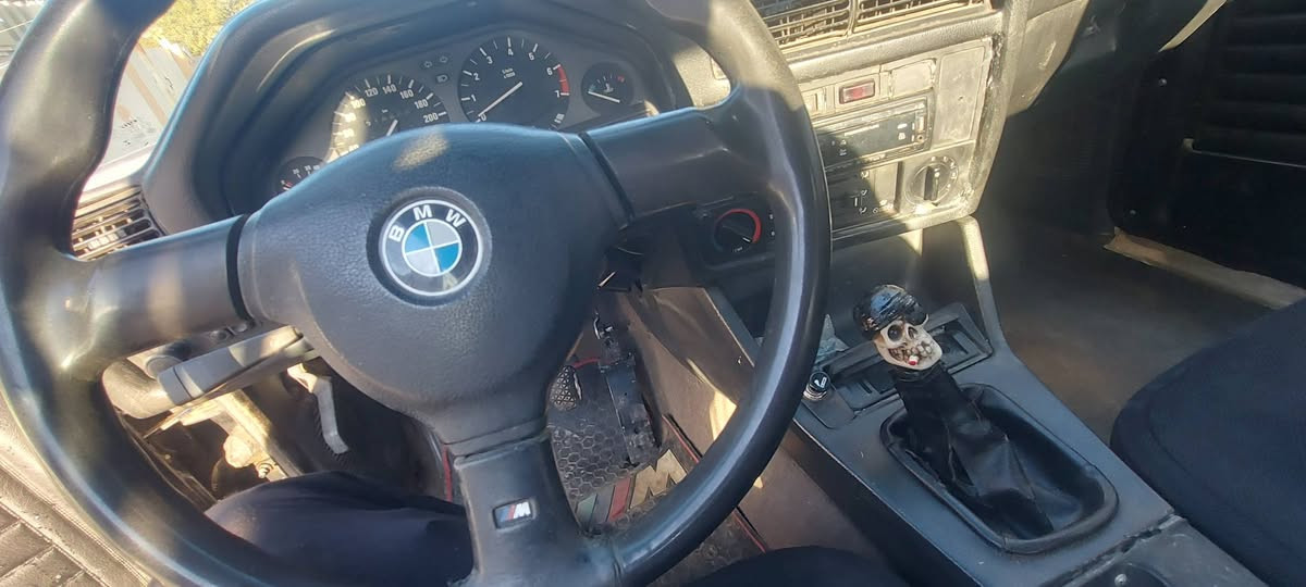 BMW زعرة موديل 1991
مكينه ٦ كبس دجيتال 
كير عادي 
سيارة مرتبة ونضيفة 
كهربائيات جديدة 
حدادية جديدة 
داخلها نظيف دوشمة كاملهة للسيارة 
اني الشرعي 
سعر ٣١ وبيها مجال شوية ... نقد فقط 
***********
سيارة بمحافظة نينوى
