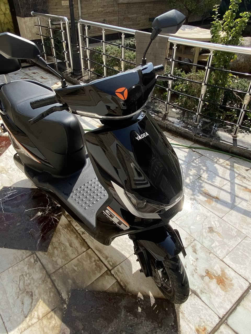 السلام عليكم دراجه شحن ياديا دراجه حلوه ونضيفه وجديده شحنه الوحده تمشي 60 كيلو  مع وصل شراء وضمان سنتين وصل باسمي  سرعته حقيقه 60 نضام بارك عالي ناصي أشاري يمنه يسره  دراجه جديده امانه لله استخدام قليل مكاني بغداد السعر 900 وبيه مجال اللا تصال ***********
