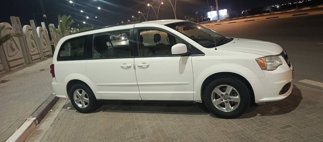 سلام عليكم دوج كرفان كفالة من لكص ادوات ادوات جاهزة من كلشي مكينة كير تبريد حدادية تخم تاير مابيهة اينقص كلهة شغالة 7 راكب رقم وسنوية بغداد متومة طبق لصل بيهة بس جاملغ  لسعر 72 وبيهة مجال قليل اراوس حسب لقناعة مكاني لبصرة ***********
