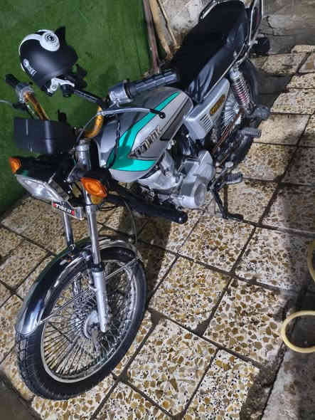 سونك اربعه كير مديل 23دراجه كامله مكمله تجي بعينك وتشوفها شلعه ومعدل دهن احطلها ابو العشره مداريها الدراجه شخط مابيها الكهرباءيات شغاله باتري جديد550وبيها مجال
