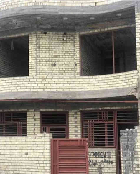 � بمناسبة اقتراب رأس السنة الميلادية 🎉
أفضل عروض البناء في بغداد
جودة مضمونة • أسعار منافسة • تنفيذ احترافي

🏠 عروض البناء (تسليم مفتاح)

🔹 الفئة الاقتصادية

 • 320 ألف دينار / م² للمساحات 100 م² فأكثر
 • 340 ألف دينار / م² للمساحات أقل من 100 م²

المواصفات:
أساس بارتفاع 40 سم – مجاري وبواري أمل الشريف – شيش تسليح FF – أسلاك كهرباء سيمنز (أردني أو سعودي) – مطبخ وحمام سيراميك – أرضيات بورسلين.

🔹 الفئة المتوسطة

 • 420 ألف دينار / م²

المواصفات:
أساس بارتفاع 40 سم – مطبخ وحمام ألواح بورسلين – أرضيات بورسلين – تمديدات كهرباء بواري – ديكورات صالة جبسن بورد – تشطيب الجدران.

🔹 الفئة الأولى

 • 520 ألف دينار / م²

المواصفات:
أساس بارتفاع 40 سم – تمديدات كهرباء بواري – مطبخ وحمام ألواح بورسلين – أرضيات مرمر – ديكورات جبسن بورد – تطعيم الواجهة مرمر – بوكس قناني الغاز.

🔹 الفئة الممتازة

 • 620 ألف دينار / م²

المواصفات:
تمديدات كهرباء بواري – مطبخ وحمام ألواح بورسلين – أرضيات مرمر – ديكورات جبسن بورد للأسقف والجدران لكامل المنزل – واجهة مرمر – بوكس قناني الغاز.

🎁 هدية مميزة مع كل فئة (تسليم مفتاح)
📌 جميع الأعمال بنظام البوكس لماطور المياه، الجزامة، وبورد الكهرباء.

🧱 عروض الهيكل

 • الطابوق الأصفر: 180 ألف دينار / م²
 • الطابوق الأحمر: 230 ألف دينار / م²
 • البلوك: 160 ألف دينار / م²
 • الثرمستون: 170 ألف دينار / م²

نظام العمل:
احتساب العمل بنظام ذرعة السقف (المتر المربع على مساحة السقف)،
واحتساب الستارة والسياج الخارجي بطول 3 أمتار طولي وبسعر المتر.

🏢 خدماتنا

 • تنفيذ المشاريع السكنية والتجارية
 • أعمال التشطيب والإضافات
 • تنفيذ الأساسات (رفت أو شريطي)
 • الهدم والترميم
 • العمل بالنظام القطعي حسب المواصفات
 • تصميم الخرائط الهندسية والمعمارية
 • تصميم الواجهات الحديثة والكلاسيكية
 • إشراف هندسي 8% فقط

💰 طريقة الدفع: نقدًا وعلى شكل دفعات مقدّمة
📍 نطاق العمل: جميع مناطق بغداد

⚠️ ملاحظة:
المناطق التي تتطلب موافقات رسمية، تكون الموافقة على صاحب الأرض.

📞 للتواصل والاستفسار:
0782 912 6180
0782 103 2475

✨ مو بس نبنيلك بيت أو مشروع… نبنيلك مشروع العمر
🔒 جودة عالية + ضمان 5 سنوات
