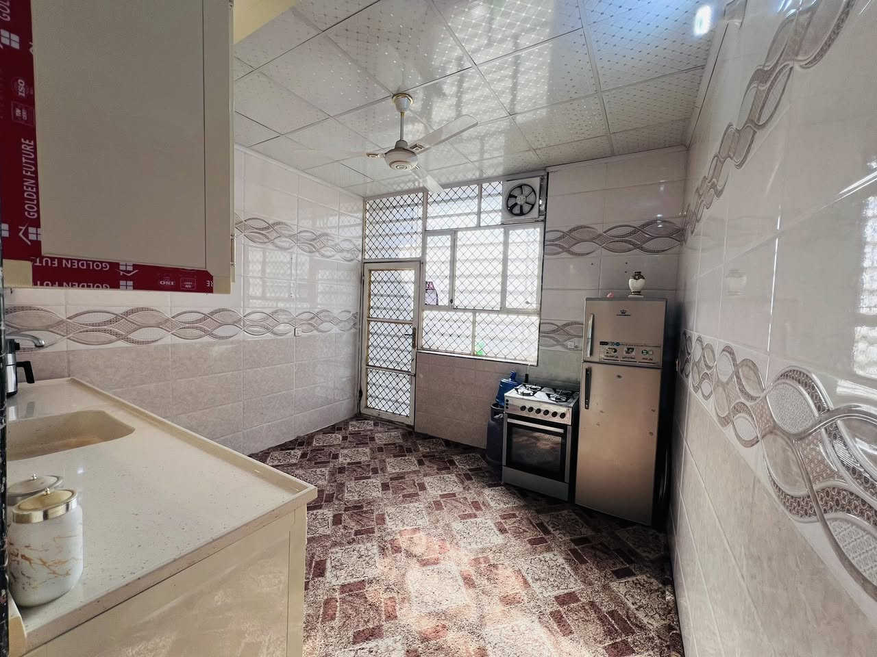 بسم الله الرحمن الرحيم 
بيت 🏡 118متر عقد زراعي 
موقع البيت حي ميسان قرب سكله الكرعاوي 
يبعد عن شارع 60)(180متر
صب كونكريت فوك وجوه 
البناء بلوك 
كامل على 24حبايه 
من عده الستاره 
غرفتين 4في4
صاله 
ستقبال 
مطبخ 
مكشوفه عدد 2
حمام داخلي 
حمام خارجي
السعر57مليون 💵 وبي مجال
الرقم ***********
