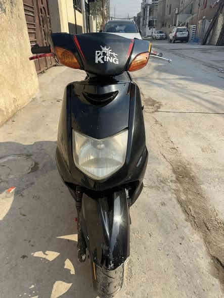 سلام عليكم سكنز نثيه للبيع  أكفلك مكينه نقصه قاعده هندر فقط السعر 550 بيهه مجال حك الجيه رقمي متواجد واتساب او رقم *********** مكاني الامين الثانيه شارع النواب
