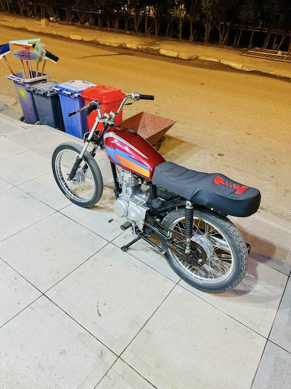 دراجه ايراني للبيع ادوات نضيفه مابيه نقص محرك مامفتوح لا نضوح ولا تبخير مكفوله تانكي جديد كشن تفصال جديد دبلات جاهزه دكه وحده بكل وكت سعره 375 مكاني كزيزه رقمي ***********
