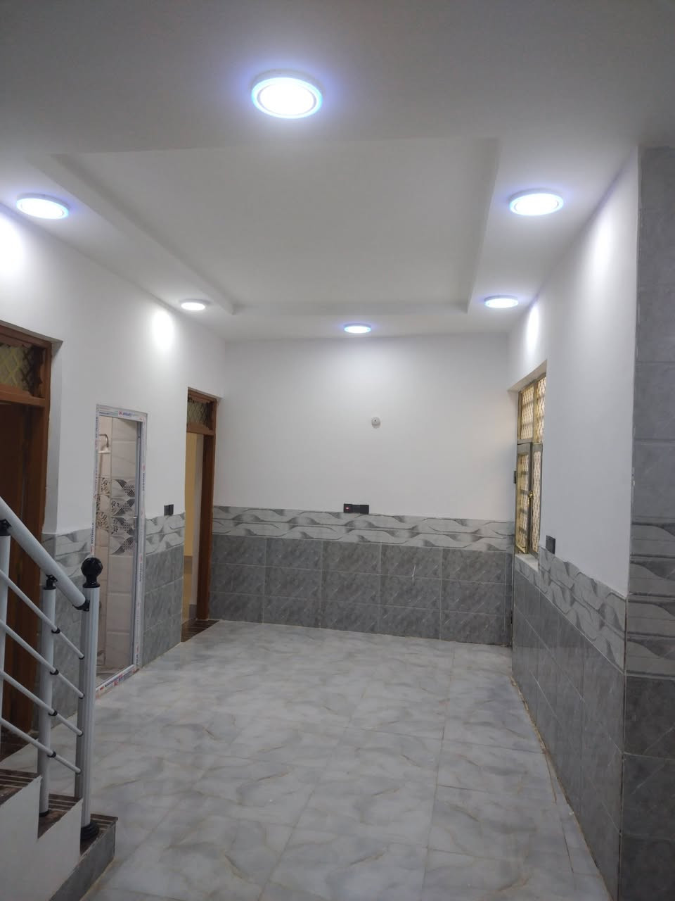 بيت للبيع المساحة ١٠٠م شارع المطار شارع علكم شارع حاتم الخير بناء طابوك نهروان سكف صب واساس صب بي غرفتين وصالة مطبخ واستقبال وصحيات بي قرار محكمه سند٢٥ الاتصال على الرقم ***********
