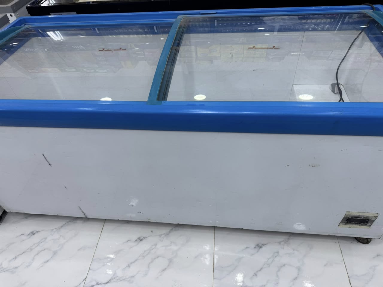 عارضة كيك للبيع ايطالي المنشا مرمر اسود شغاله تبريدها جيد جدا السعر ٨٠٠ مع المجال القليل
مجمده بطحيه الطول ١٨٦ عرض ٨٢ شغاله تجميدها خير من الله شرط الفحص السعر٦٥٠ مع المجال القليل سبب البيع زياده بالمحل المكان كربلاء
للاتصال ***********
