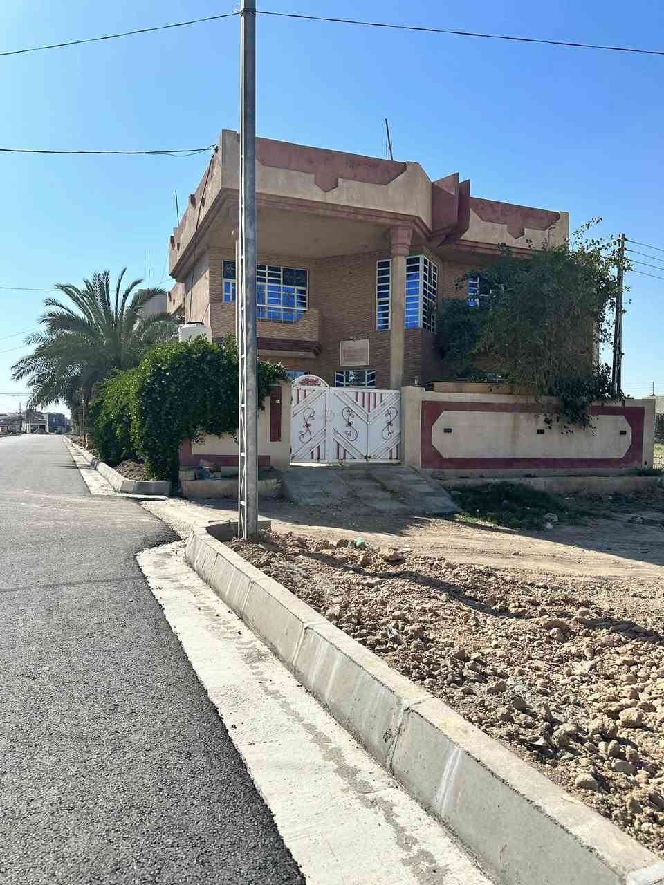 السلام عليكم
دار للبيع طابقين بناء طابوق 🏠 
في باب الدرب منطقة الـ14 
المساحة 250م طابو صرف
 ركن على شارع 30 وعلى الفرع
موقع جداً ممتاز
 كل الخدمات واصله للباب من الماء والكهرباء والصب والتبليط والارصفه 

خريطة ممتازة ✅+ حديقه وكراج سيارة + ممر حول الدار 

للاستفسار / ***********
