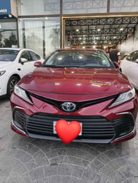 كامري هايبرد امريكي se بلس موديل 22 حادثها فقط بنيد بدون دواخل ولا شاص...