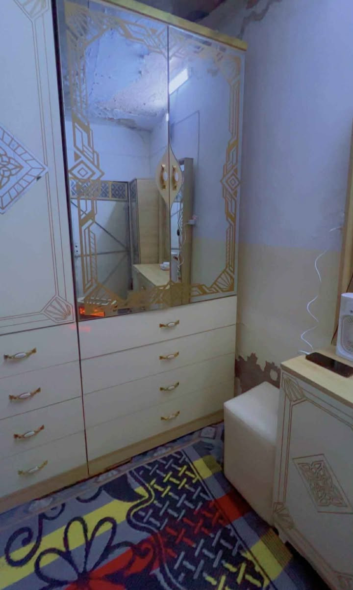 للبيع غرفة نوم تركية أصلية
نظيفة كلش وضخمة، استعمال خفيف جدًا وحالتها ممتازة.

🔹 المواصفات:
 • صبغ حراري
 • اللون أبيض مطعّم بخيط ذهبي (شكل راقي وفخم)
 • تصميم أنيق وموديل حديث

🔹 تتكوّن من:
 • كنتور
 • شازلون
 • سرير طابوريه
 • جوانب سرير
 • ميز مراية
 • مراية قيافة

🔹 ملاحظة:
جوة جامة الكنتور فطر بسيط جدًا وما يبيّن، وما يأثر على الاستخدام نهائيًا.

📍 العنوان: بغداد – مدينة الصدر
💰 السعر: 1,300,000 دينار

📩 للجادين فقط، مراسلة خاص للصور أو المعاينة
(غرفة فخمة وفرصة حلوة بهالسعر لا تفوتوها ابد) بغداد, العراق


**إذا كنت صاحب هذا الإعلان وتريد حذفه لأي سبب، رجاءا أرسل رسالة إلى الدعم الفني**