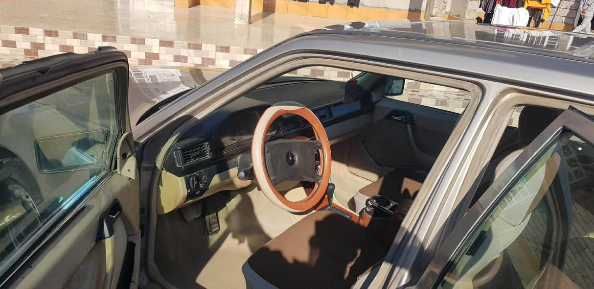 سياره للبيع
السلام عليكم سياره مرسيدس دب موديل 88 گير محرك طخم تاير  جديد باتري جديد رقم مصطره الجديد نفاذ لل29 بسمي السعر 50 وبيها مجال ***********
