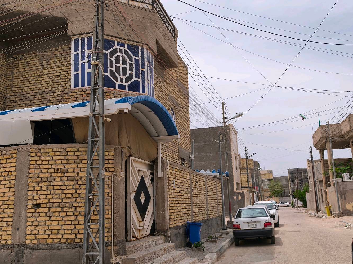 دار مساحة 150 طابقين ركن سنة البناء 2013 كراج استقبال مطبخ هول صحيات خارجي وداخلي غرفة
الطابق الثاني هول ٣ غرف وصحيات
فوق مخزن السعر 410