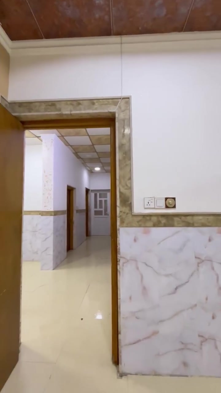 بيت طابقين للبيع
بيت سكني للبيع بمساحة 150م، مكون من طابقين، يقع في (القوسيات قرب اسواق ابو يوسف). 
الطابق الارضي:  ٣ غرف نوم- حمامات- استقبال و مطبخ. 
الطابق الثاني: غرفتين نوم مع سويت حمامات  و استقبال و مطبخ البيت بحالة جيدة و جاهزة للبيع و السكن. 
السعر المطلوب ٧٥ مليون 
للاستفسار عند مكتب الرياض مدخل الملايين الثانية او الاتصال على الرقم ***********
