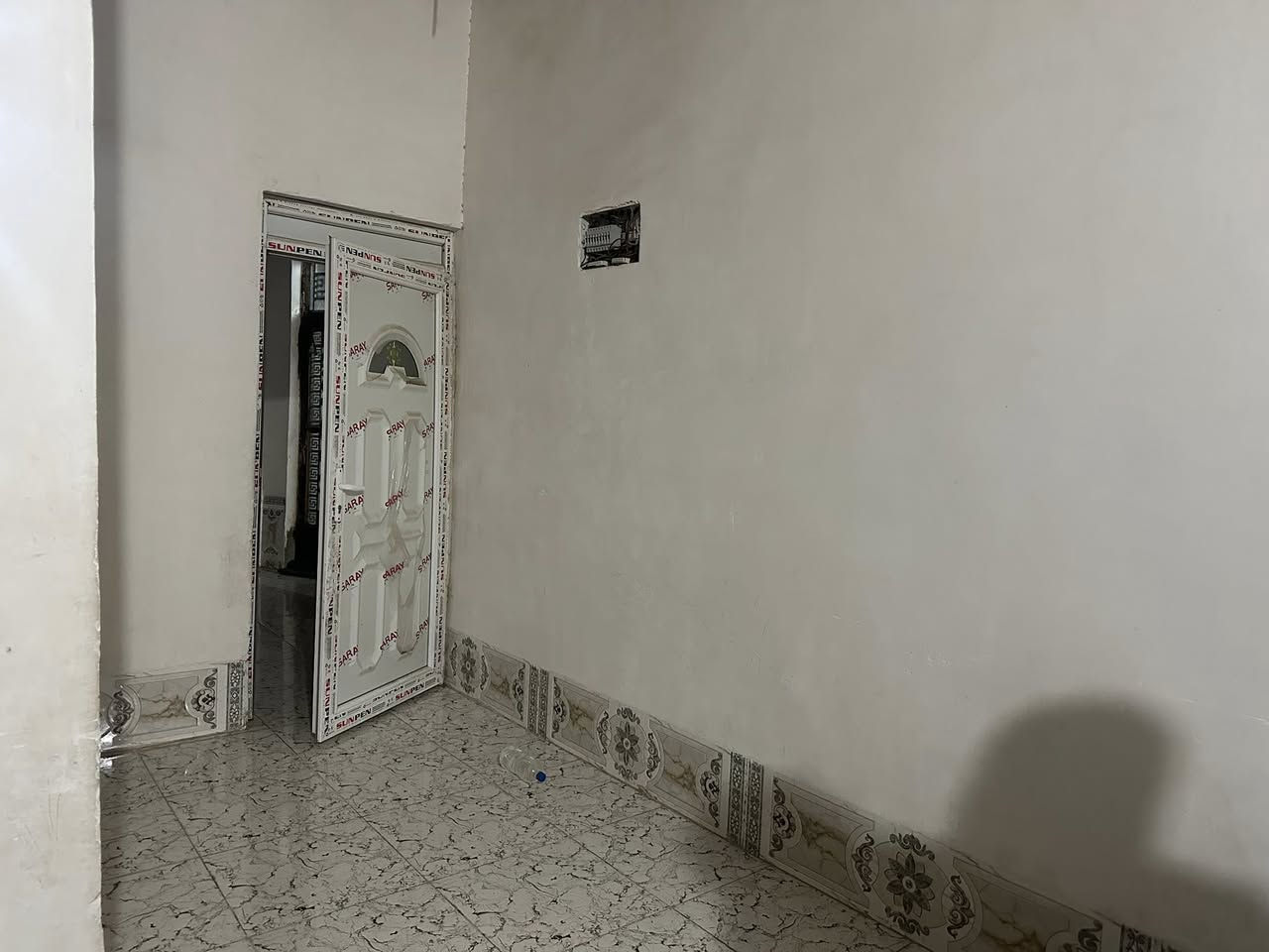 السلام عليكم يعني بلاش بسعر رمزي جداً موقعه ممتاز العلم حي الصمد
متكون من صاله ضيافه ربعه وهول وغرفتين ومطبخ ومجمع صحيات داخلي وخارجي كراج واسع حديقه واسعه مسيج مساحه 700 متر جميع الخدمات متوفره ماء كهرباء تبليط مباشر للاستفسار ***********
