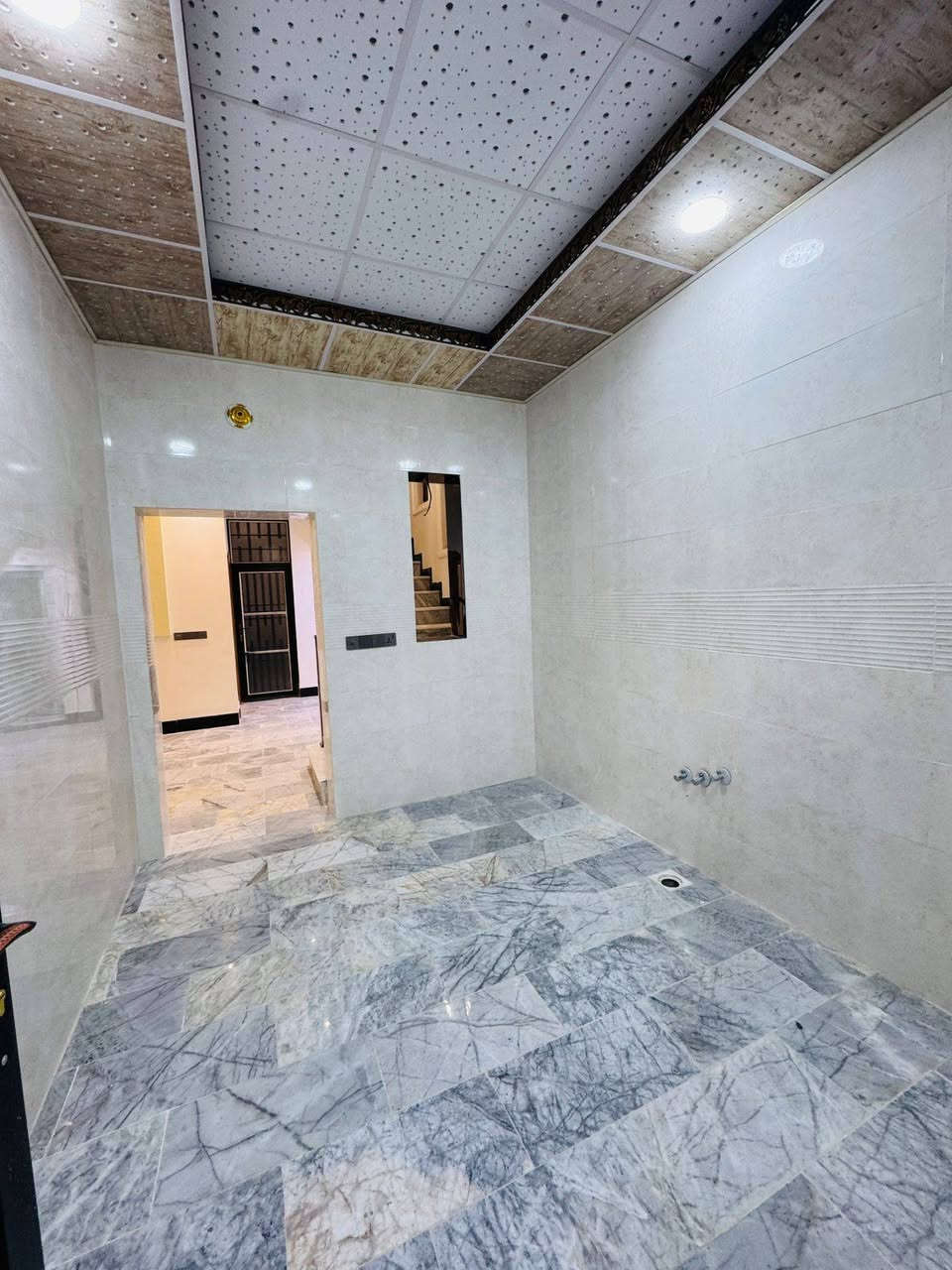 يالله الهم صلي على محمد والي محمد يوجد بيت مساحه 100متر طابق واحد بناء طابوك جمهوري بي غرفه وصاله واستقبال ومطبخ وصحيات عمل درجة اولى كافة الخدمات ماء مجاري كهرباء وتبليط طابو زراعي قرار محكمة البيع مباشر معه صاحب الارض موقع البيت كربلاء مجمع الابداع قرب جامعه العميد بصف علوه المخضر طريق الرابط عمود 1182طريق نجف كربلاء يصلح سكن او حسينيه للزوار الاستفسار انتصل على الارقام التالية 
***********
***********
واتساب موجود تحياتي للجميع
