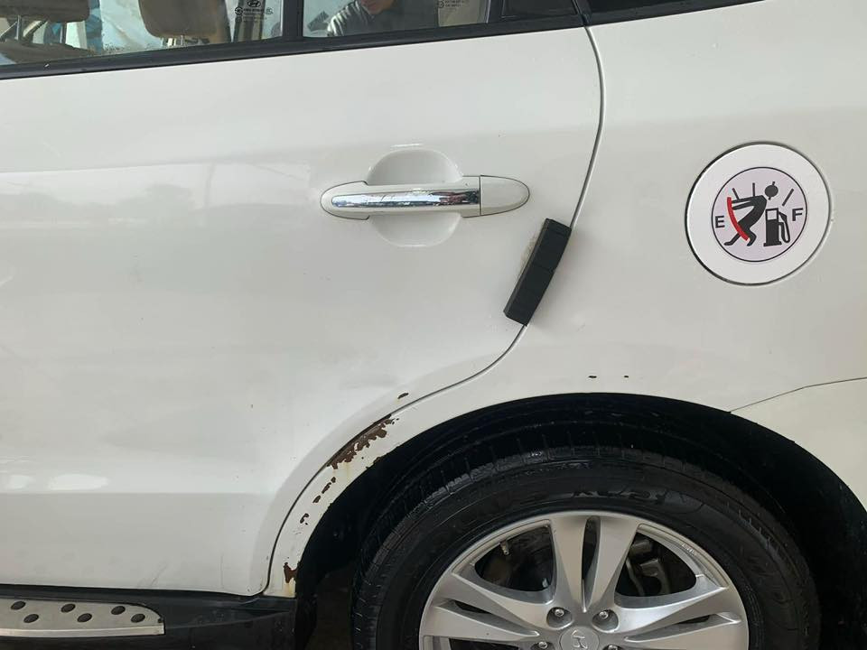 سنتافيا 2011 خليجي فول مواصفات
مكفوله فقط بارد مقدار قليل  حافة الجاملغ  الخلفي 
 موضح بالصور رقم بغداد 4سلندر. سعر 150
***********
