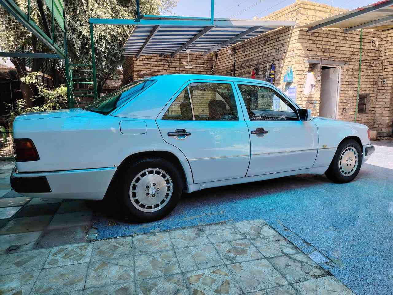 السلام عليكم مارسدس دب  موديل 92 للبيع سعرها 55 وبيها مجال قليل قواعد سليمة السيارة كلها بلاد طخم تاير جديد مكينة وكير صارلهن سنة َ من مشدودات حدادية نص عمر مكاني ناصرية مركز   رقم  ***********
