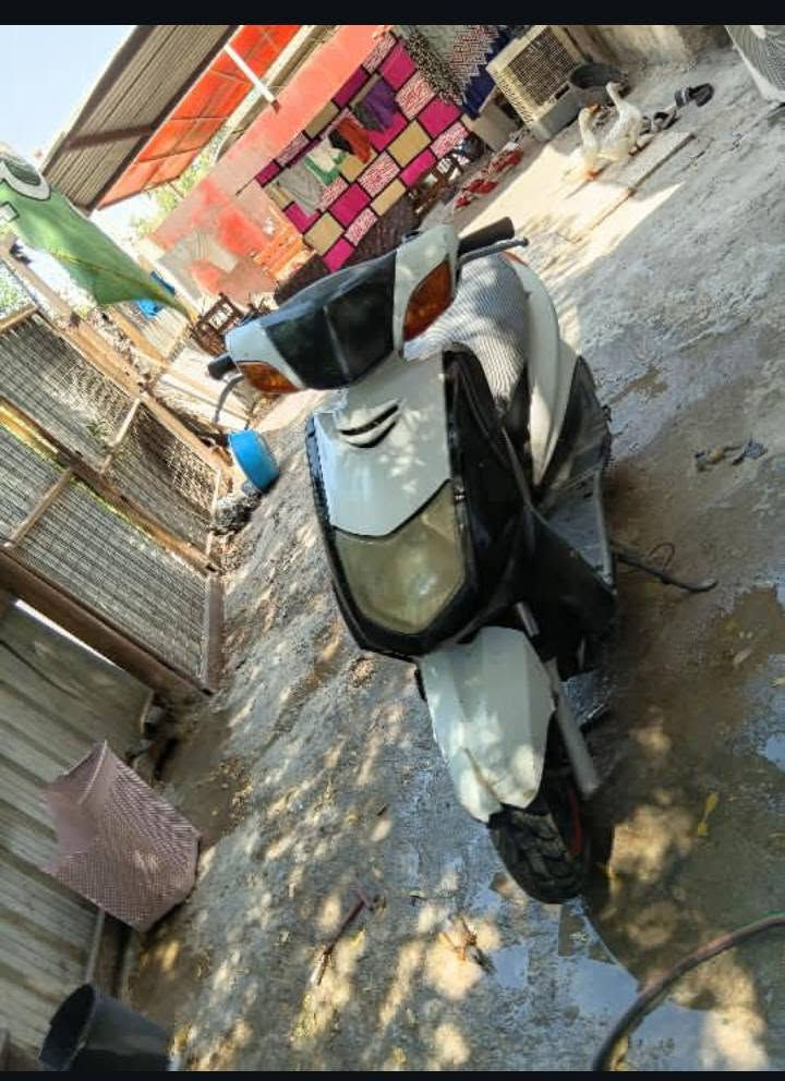 سلام عليكم دراجه سكنس لبيع ياباني شغاله نص نكره سلف وهندر وكهرباءيتها كلها شغاله كامله وكفراتها بلاديه مختمه انضاف ومحركها بلادي نطيف مامفتوحه ابد بلاديه ناعمه خرسه شلعه ومعدل خير من الله وتأيراتها جدد وكابريتر بلادي و محركها بلادي نطيف مامفتوحه ابد بلاديه  دراجه جاهزه مكاني بشارع فلسطين نقص بس سبايدر وره فقط رقمي ***********متواجد وتساب ورصيد السعر 350 بيها مجال لشراي دراجه نضيفه وخير من الله
