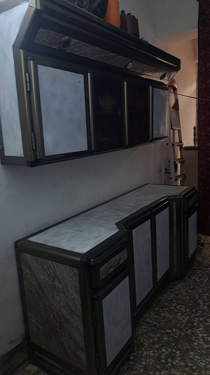 كاونتر الألمنيوم ثقيل
نضيف جدا مبيه،ضرر 
سعر ١٦٠ الف نهايته قفل 
مكاني رئاسه شارع ٢٠ 
***********
